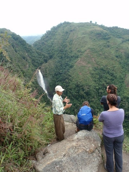 our guide Josè shows us the tallest waterfall in Colombia