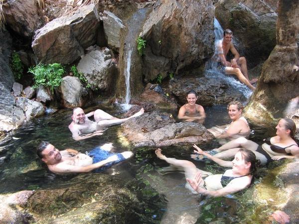 Tropisch bad onder palmbomen in de Zebedee Springs.