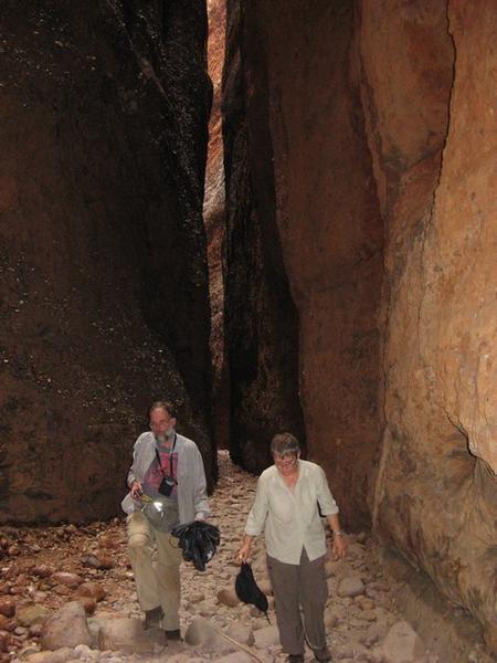 Twee toeristen in de Echidna Chasm