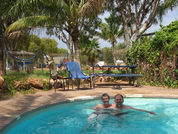 'Ons' zwembad onder de palmen.