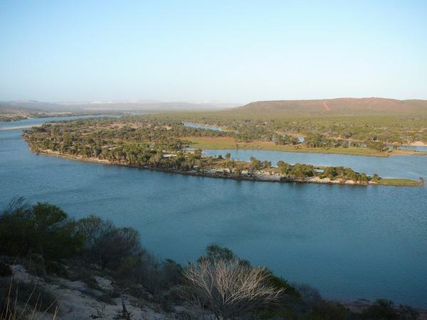 Uitzicht vanop een heuvel over een bocht van de Murchison rivier.