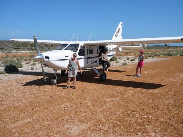 Piloot en twee toertisten bij het lijnvliegtuig naar de Abrolhos eilanden.