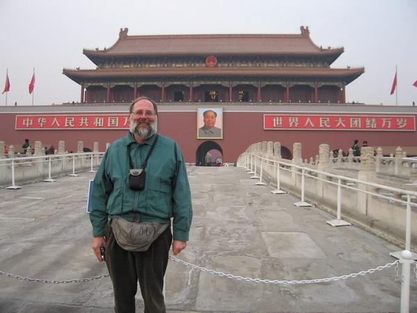 Wim heeft netjes in de rij gestaan en poseert zoals iedere (Chinese) toerist terwijl Mao minzaam toekijkt.
