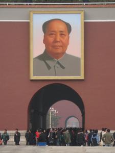 Mao prijkt nog steeds hoog boven de ingang van de Verboden Stad.