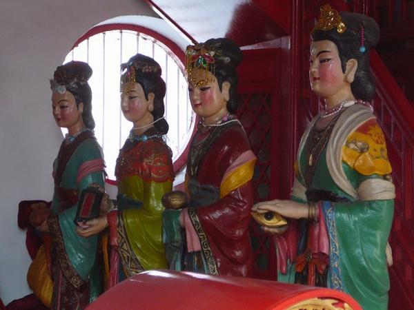 Niet vaak gezien in een boeddhistisch complex: tempel met beelden van enkel vrouwen.
