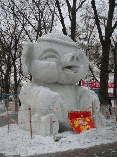 Groot varken van sneeuw in het Stalin park: het nieuwe Chinese jaar is dat van het varken.