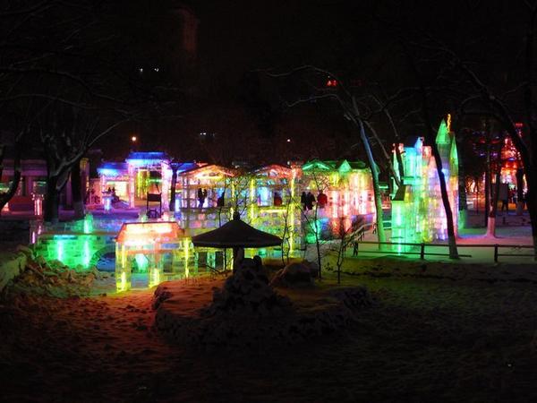 Overzicht over een deel van het Zhaolin park op een winteravond.