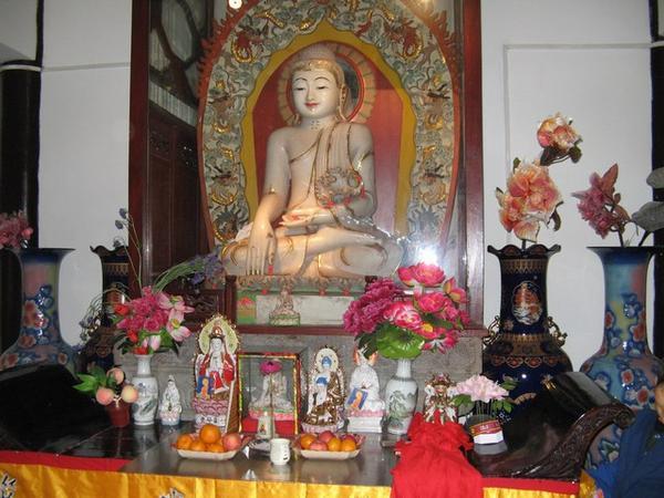 Boeddha in vernieuwde tempel.