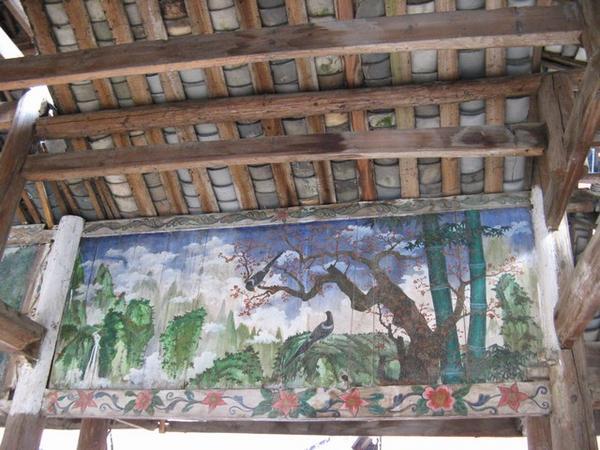 Kleurrijke schilderingen aan de binnenkant van een regen- en windbrug.
