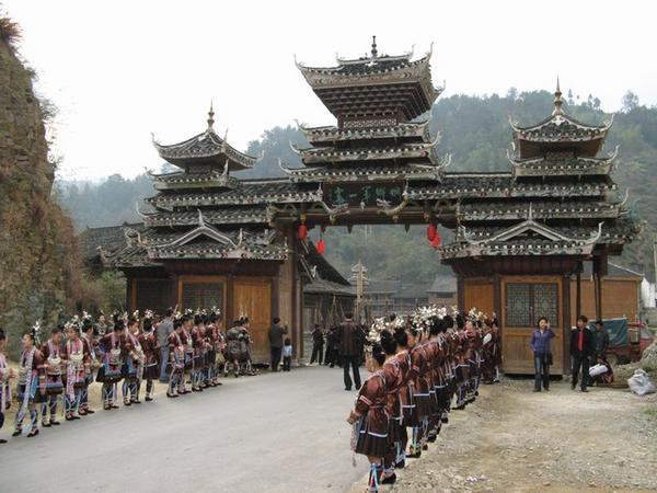 Ordelijke opstelling van een deel van de deelnemers die de gouverneur ontvangen aan een van de poorten van Zhaoxing.