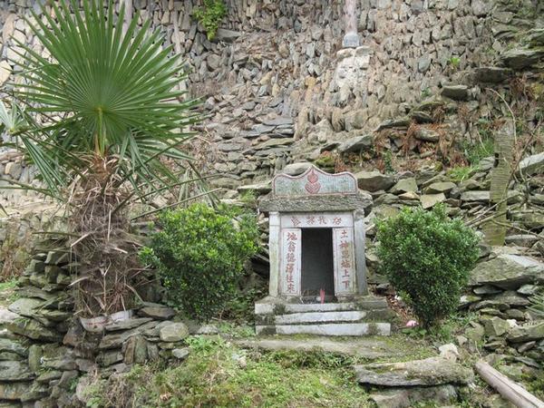 Klein altaar of tempeltje waarschijnlijk ter ere van de voorouders.