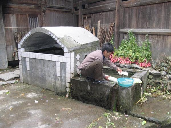 Aan de bron van Ji Lun worden de groenten gewassen.