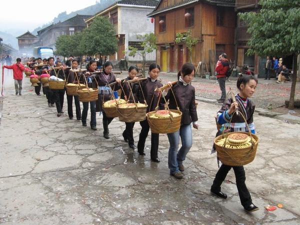 Vandaag zijn er verschillende trouwfeesten: beide trouwers wonen dan wel in Zhaoxing.