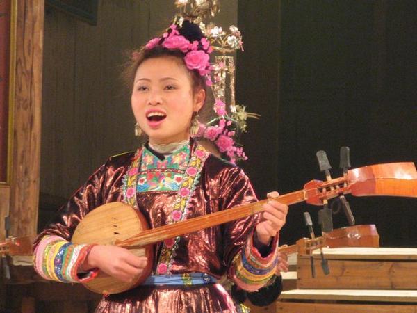 Nadien is er een grote voorstelling: eerst muziek en zang in Dong stijl door de vrouwen en meisjes.