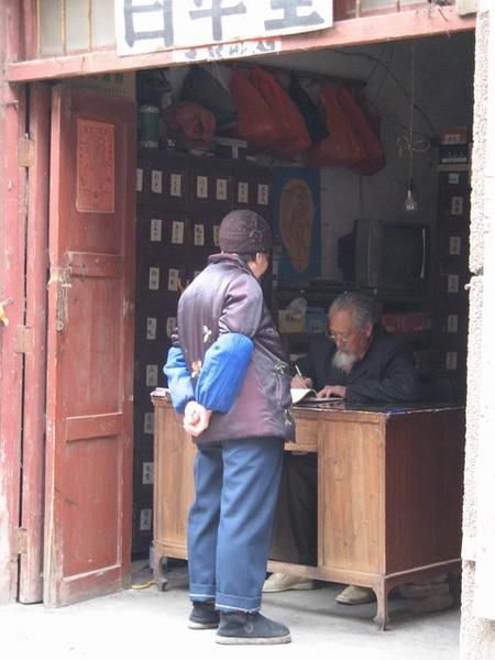 Kleine apotheek met traditionele Chinese medicijnen.