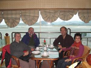 Nog een laatste gezamelijke tas koffie (met gebak) op Chinees grondgebied voor deze vier reizigers.