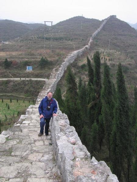 Wim op de stadsmuren van Zhenyuan die zich hoog boven de stad bevinden.