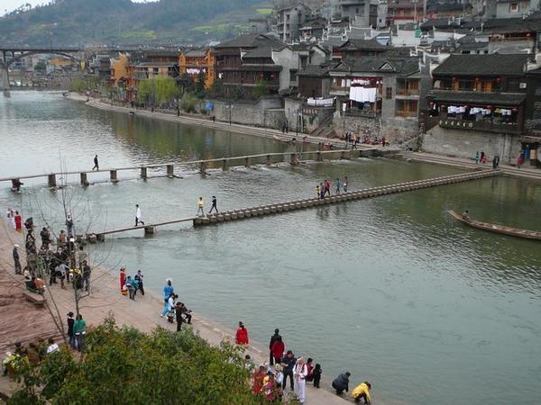 Twee voetgangersbruggen en op de achtergrond een verkeersbrug in Fenghuan.