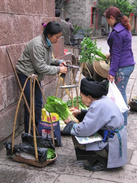 Kleine groentenmarkt in de smalle straatjes.