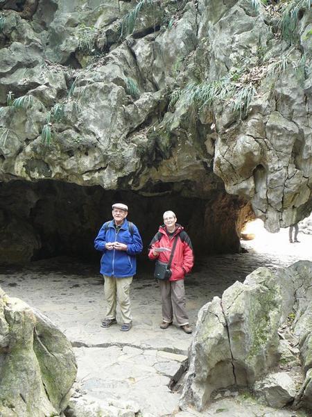 Ludo en Berna in één van de drie grotten in de heuvel die ver heeft gevlogen.