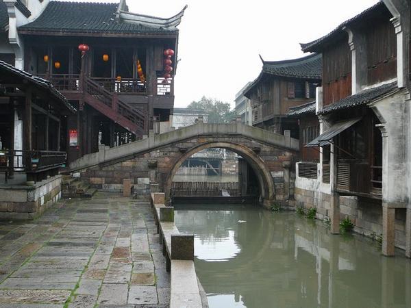 Wegens zijn kanalen en mooie bruggetjes krijgt Wuzhen de titel "Venetië van het Oosten".