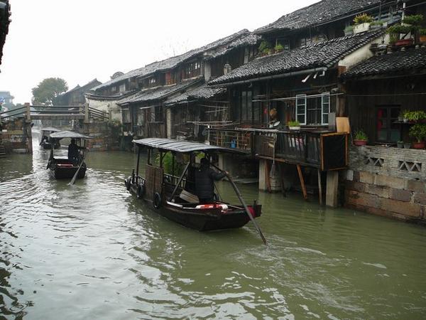 Relatief snel en veel gebruikt transportmiddel in Wuzhen: bootjes. Als er echter veel toeristen zijn die een boottocht willen maken, zouden er zelfs files kunnen ontstaan.