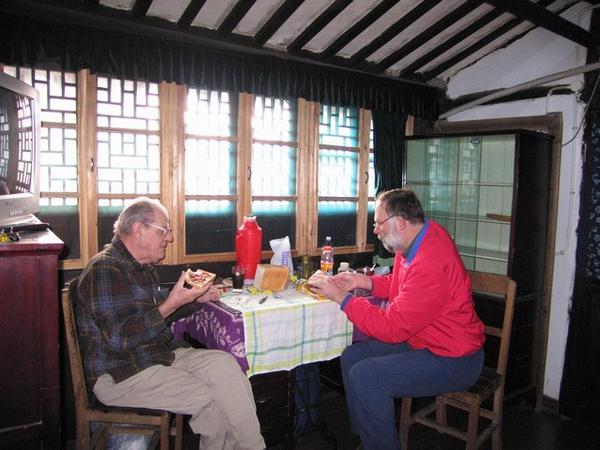 Ludo en Wim aan het ontbijt in Xitang.