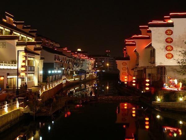Nanjing by night: het kanaaltje naast de jeugdherberg.