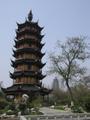 In het park van Changzhou heb je uitzicht op twee grote pagodes, de achterste is de grootste in China en pas gebouwd.