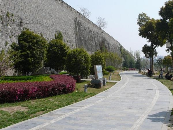 Deel van de stadsmuur van Nanjing langs de 'buitenkant' bekeken.