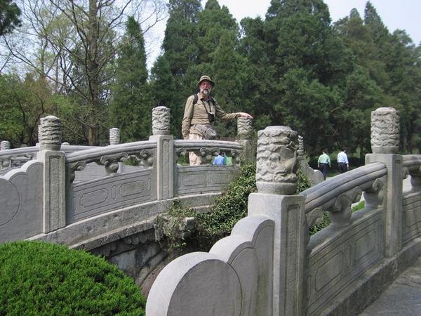 Wim op één van de vijf bruggen naar het graf van Hong Wu.