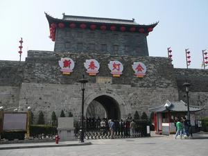 De Zhonghua poort bij het vertlaten van de stad.