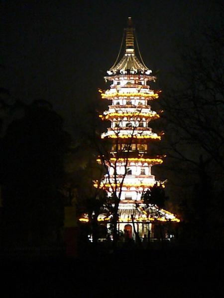 De pagode in de buurt van ons hotel is 's avonds mooi verlicht.