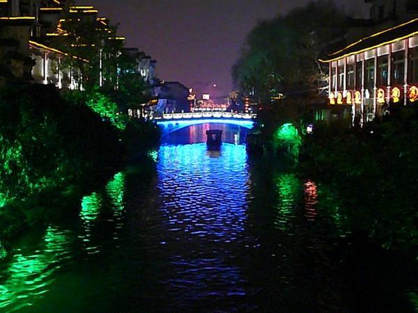 Het kanaal naast ons hotel als de avond valt.