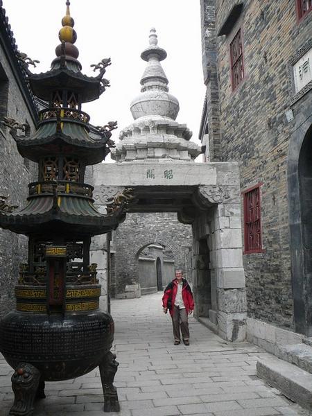 Berna loopt onder een oude pagode door.