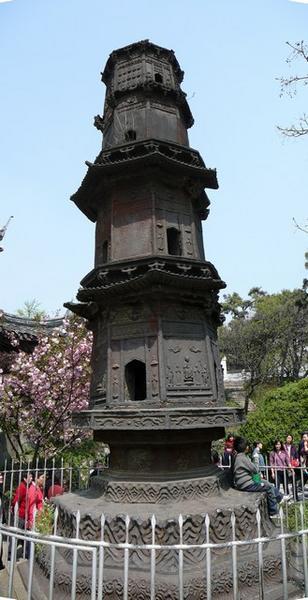 De Tieta met onderaan een kleine vandaal die even later de pagode beklimt.