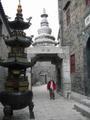 Berna loopt onder een oude pagode door.