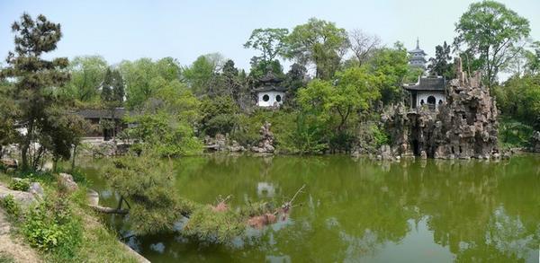 Alles ziet groen in de tuin van de tempel zelfs de vijver en ook de toerist die uit de 5e bron heeft gedronken.