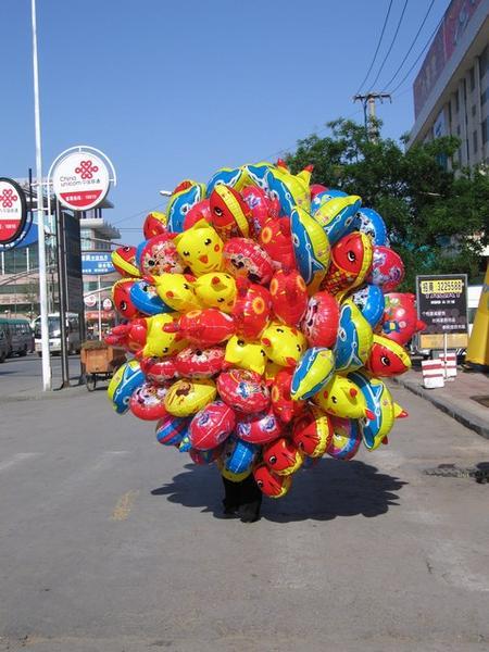 Als je lang op transport moet wachten is er heel wat te zien, zeker op zondag als er markt is. Zo'n kleurige wandelende tros balonnen bijvoorbeeld.