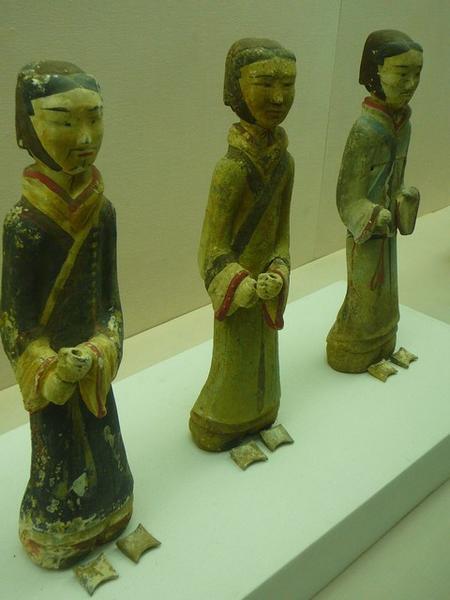 Drie krijgers zonder hun houten wapens uit het graf van een prins van Chu.
