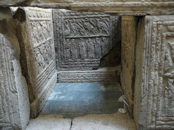 Grafkamer van een Han graf. De verlichting is niet de oorspronkelijke.
