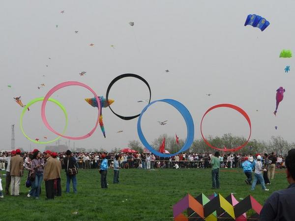 Na heel veel moeite gingen ook de olympische ringen allemaal de lucht in.  De olympische formatie werd echter niet gevormd.