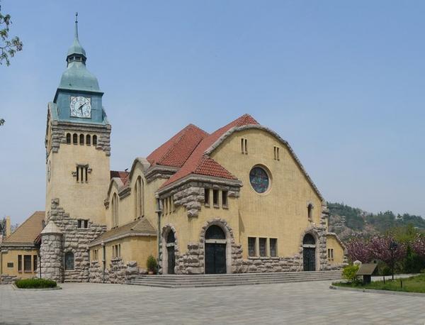 De protestantse kerk in een opvallende bouwstijl.