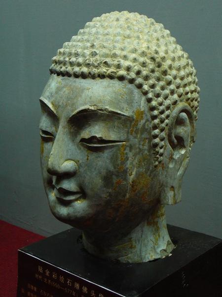 Van deze Boeddha bleef enkel dit mooie hoofd over.