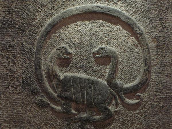 Leuke steensculptuur uit de 6e eeuw: lijkt op een schildpad met twee slangenkoppen.