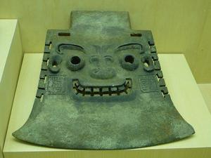Glimlachende bronzen bijl van 16e à 11e eeuw voor Chr. Toch een afschrikwekkend wapen.