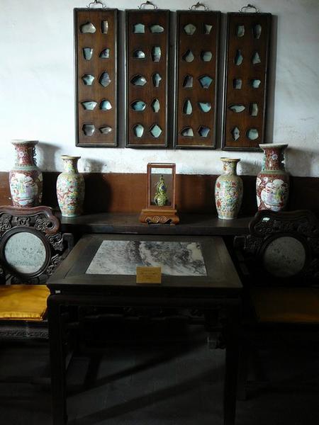 Enkele van de 'schatten van de Dai Miao' waaronder de porseleinen kalebas.