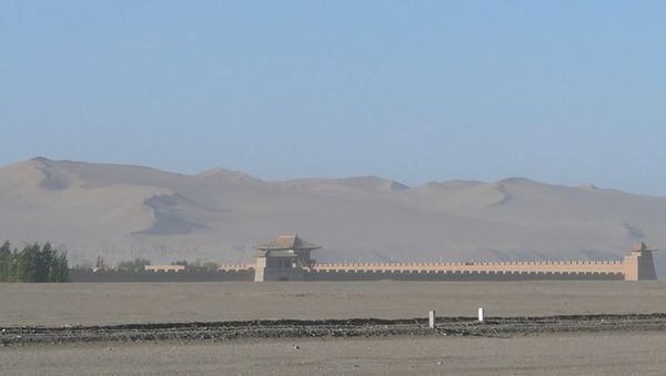 Filmstad in Tang-stijl met op de achtergrond de grote zandduinen.