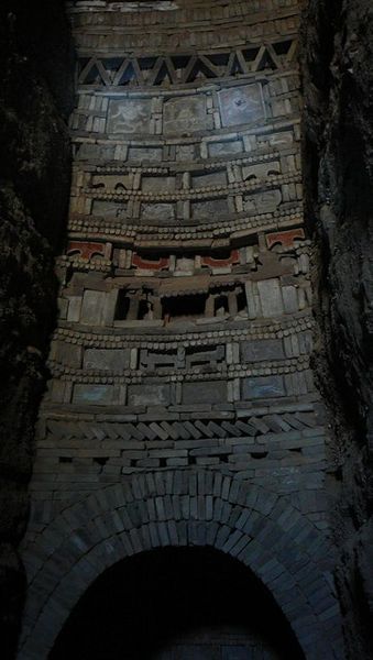 Beetje donker maar het is ook een ondergrondse siergevel van een graf uit de derde eeuw.