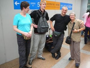 Aankomst in Beijing, Dirk moet natuurlijk even zijn zusje vastpakkken. Deze foto is nog even door Wim gemaakt.